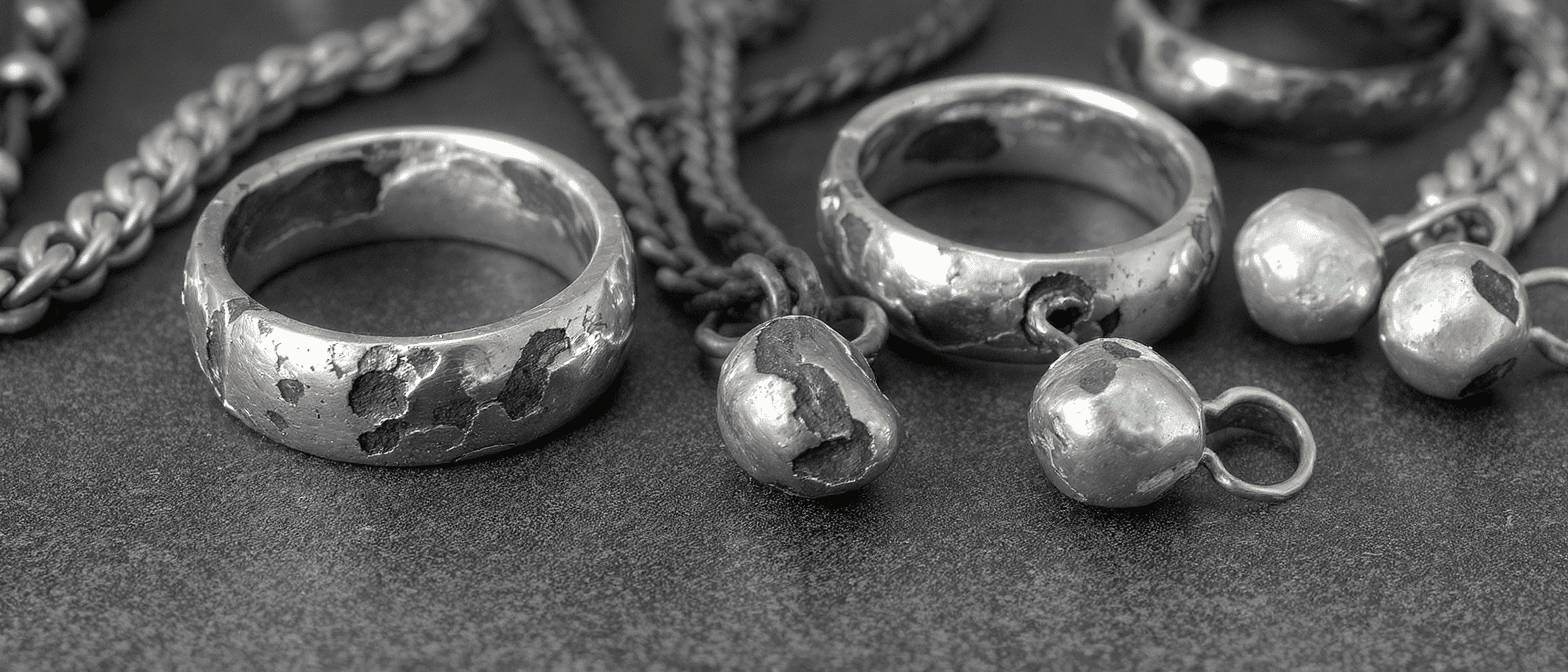 découvrez si il est sécuritaire de se doucher avec des bijoux en argent. cet article explore l'impact de l'eau et des produits de bain sur vos accessoires en argent, ainsi que des conseils d'entretien pour préserver leur éclat et leur beauté.