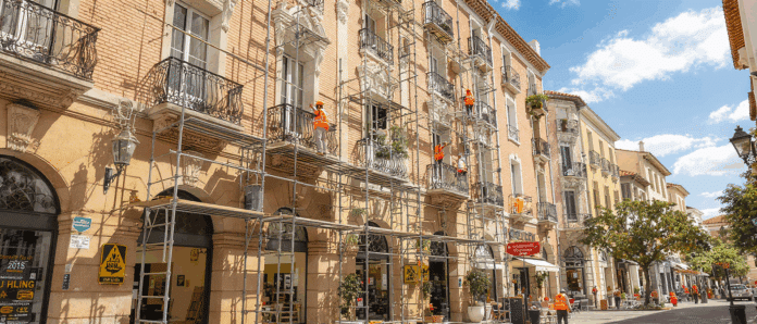 découvrez le prix moyen d'un ravalement de façade à toulouse dans notre guide complet. nous vous expliquons les facteurs influençant les coûts et vous donnons des conseils pour bien préparer votre projet de rénovation.