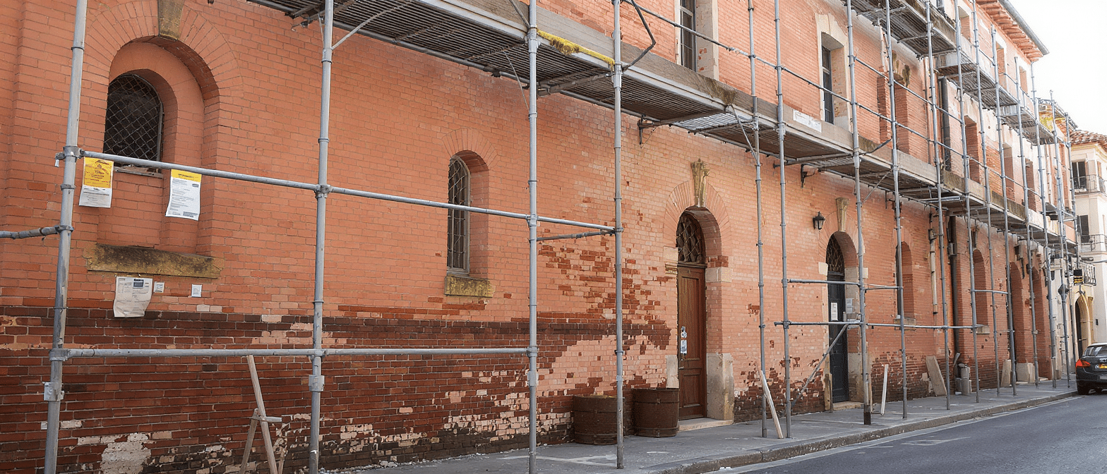 découvrez les différentes autorisations nécessaires pour effectuer un ravalement de façade à toulouse. informez-vous sur les démarches administratives à suivre et les réglementations locales afin de garantir la conformité de vos travaux tout en embellissant votre patrimoine.