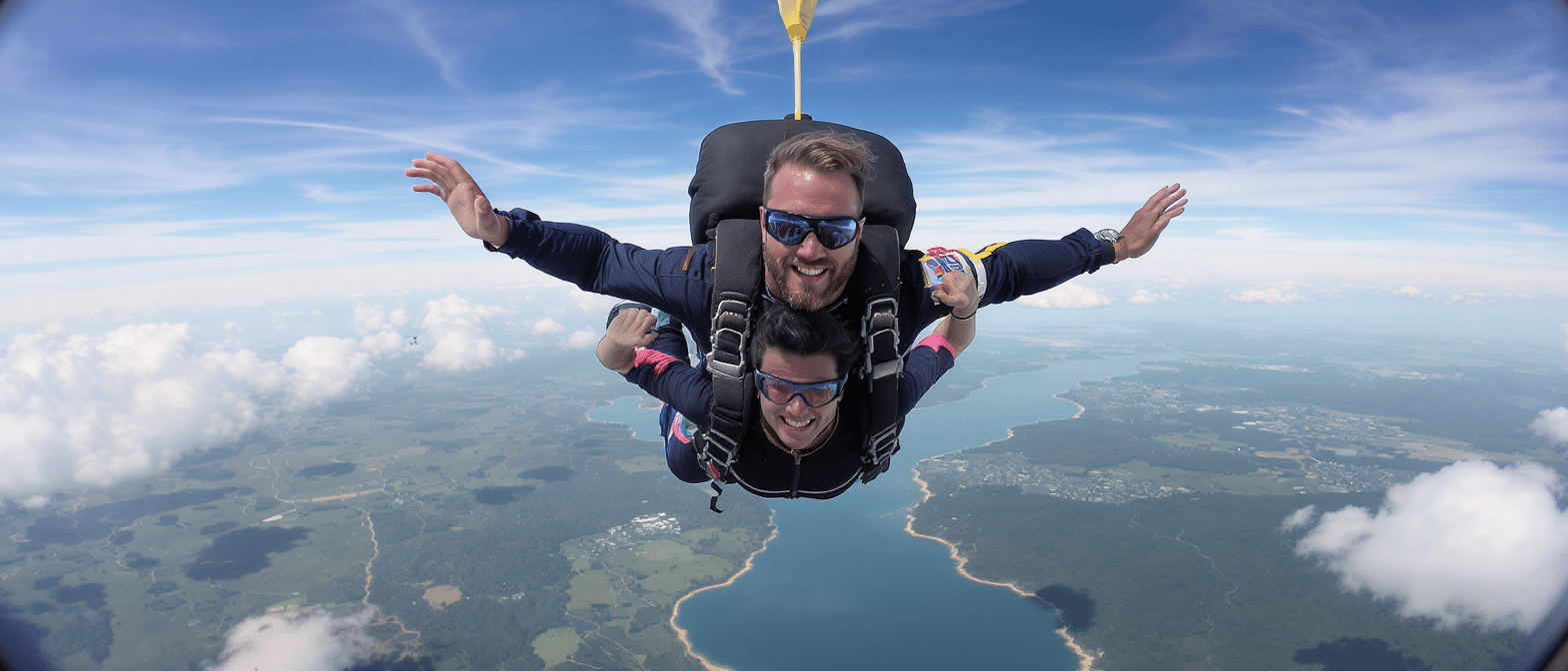 vivez l'adrénaline ultime avec notre saut en parachute ! ressentez la liberté de plonger dans le vide et admirez des paysages époustouflants lors de cette expérience inoubliable. oserez-vous relever le défi ?