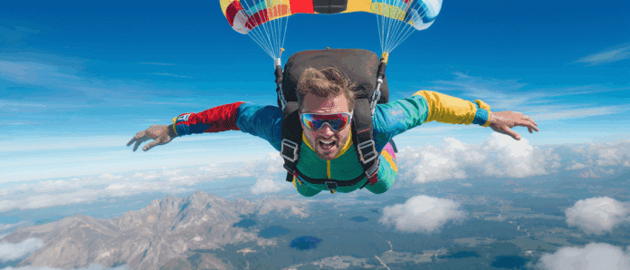 vivez l'inoubliable avec notre expérience de saut en parachute ! ressentez l'adrénaline à son maximum en survolant des paysages à couper le souffle. préparez-vous à un moment inégalé qui marquera votre vie !